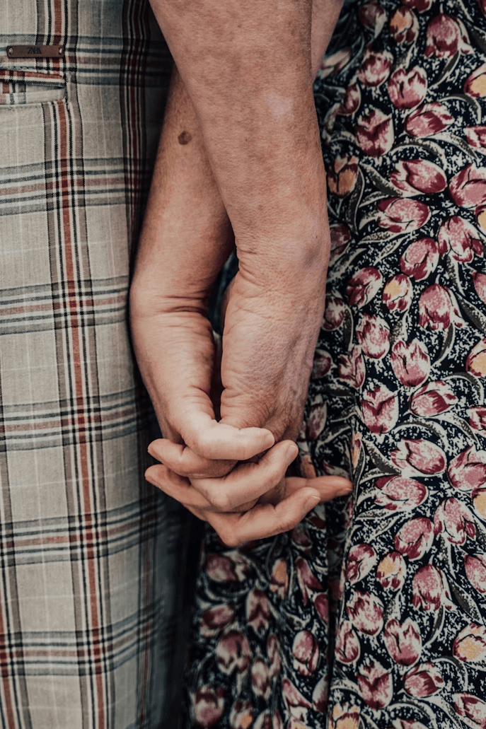 Accompagnement intergénérationnel AlterAges — une jeune étudiante et une personne âgée